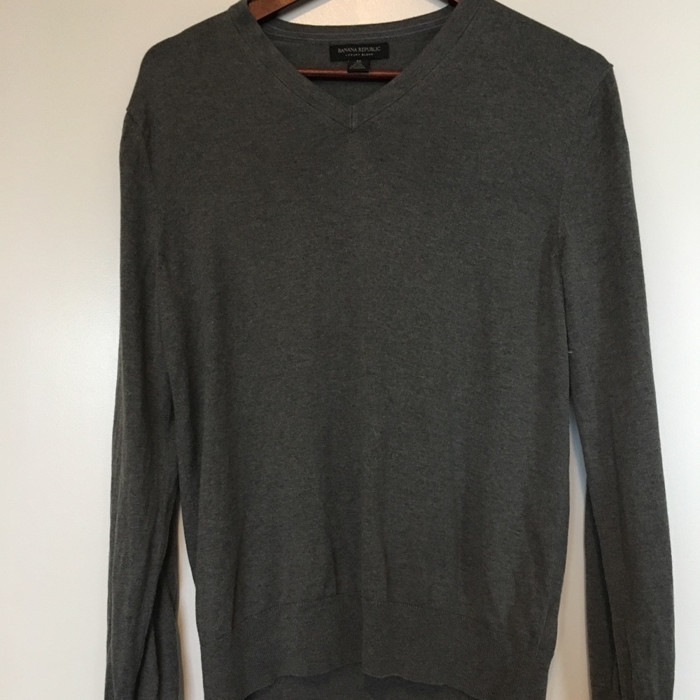 Banana Republic men’s gray v neck sweater